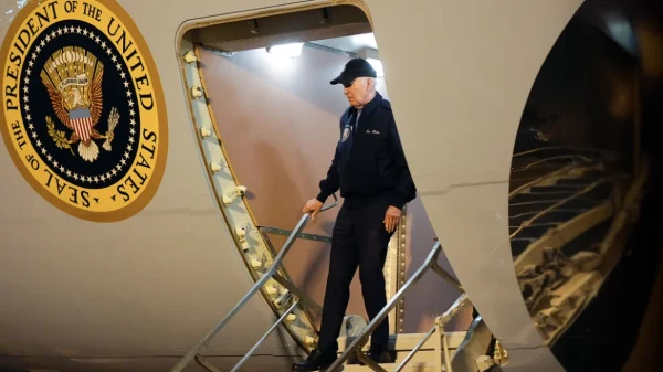 Μπάιντεν:  Δέχεται νέες πιέσεις από κορυφαίους Δημοκρατικούς να αποχωρήσει μετά τη διάγνωση του με κορωνοϊό – Δυσκολεύτηκε να κατέβει από το Air Force One