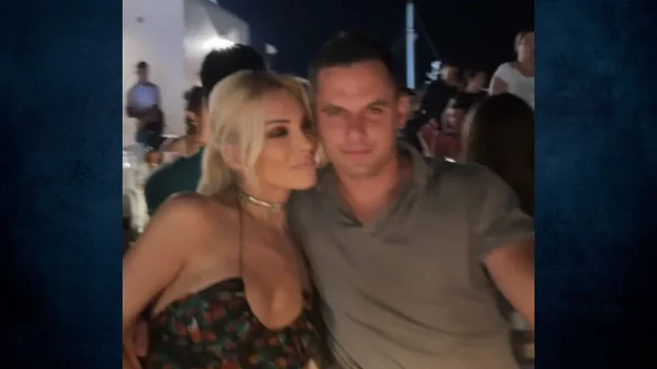 Κατερίνα Καινούργιου: Το πανό στο μαγαζί του Παναγιώτη Κουτσουμπή μετά την πρόταση γάμου