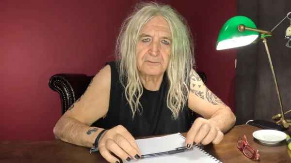 Νίκος Καρβέλας: Χαμός από σχόλια για τα όσα λέει στο Youtube περί φτώχειας και Εκκλησίας