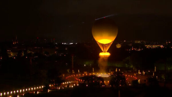 Ολυμπιακοί Αγώνες 2024: Η Ολυμπιακή Φλόγα άναψε στον εντυπωσιακό βωμό – αερόστατο (βίντεο)