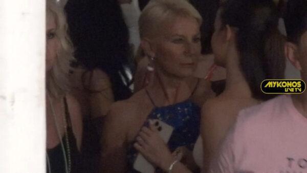 Νατάσα Παζαίτη : Εντυπωσιακή εμφάνιση στη Μύκονο και στα μπαράκια (βίντεο)
