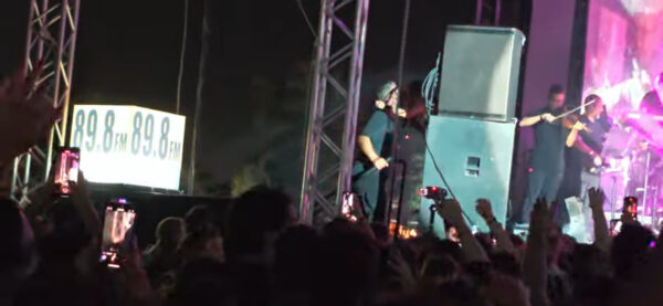 Δέσποινα Βανδή: Το φιλί στον Βασίλη Μπισμπίκη ενώ τραγουδούσε στην συναυλία της  – Βίντεο