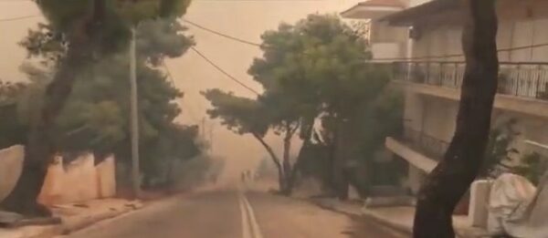 Φωτιά στην ΒΑ Αττική: Οδηγίες προστασίας από την αποπνικτική ατμόσφαιρα