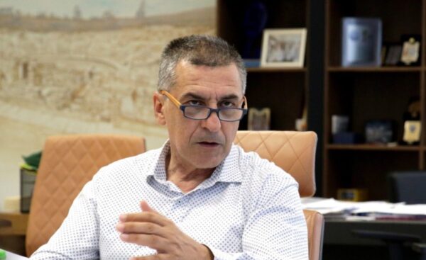 Kουρέτας κατά Μπέου: «Κυκλοφορεί στο σκοτάδι με μπερέ  για να μην λάμπει η καράφλα του και τη μέρα ντύνεται Δήμαρχος»