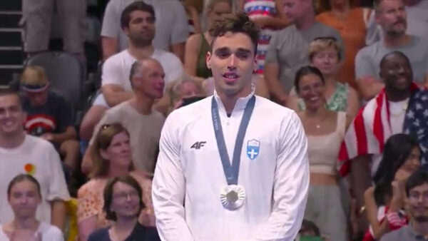 Αποθεωτική υποδοχή  του Απόστολου Χρήστου στο Ολυμπιακό Χωριό – Συγκινήθηκε στην απονομή (βίντεο)