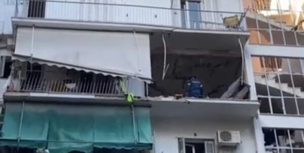 Αμπελόκηποι: Η στιγμή της έκρηξης – Πυροδοτήθηκε αυτοσχέδια βόμβα, λέει η Αστυνομία – Βρέθηκαν δύο όπλα, γεμιστήρας και φυσίγγια (βίντεο)