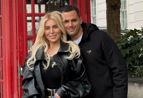 Κατερίνα Καινούργιου: Η φωτογραφία που δημοσίευσε ο σύντροφός της από το στολισμένο σαλόνι του σπιτιού της