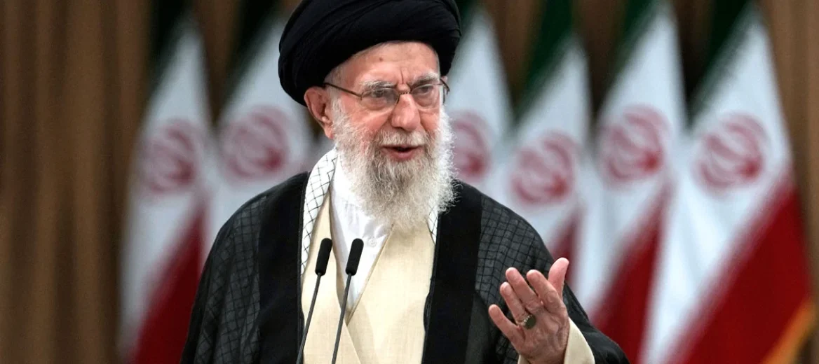 Χτυπήθηκε το σπίτι του Χαμενεΐ  – Εκτός Τεχεράνης ο ανώτατος ηγέτης του Ιράν