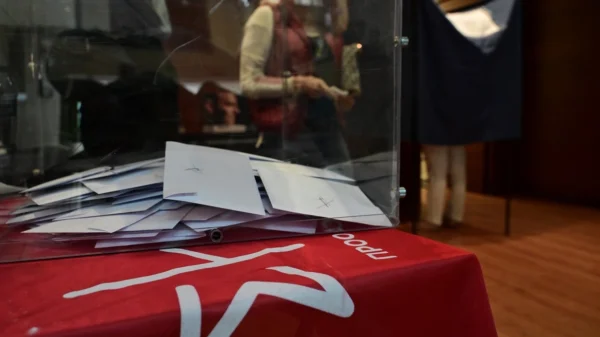 Εκλογές ΣΥΡΙΖΑ:  Άνοιξαν οι κάλπες για τη μάχη της προεδρίας – Όλες οι λεπτομέρειες για την ψηφοφορία και τα εκλογικά τμήματα