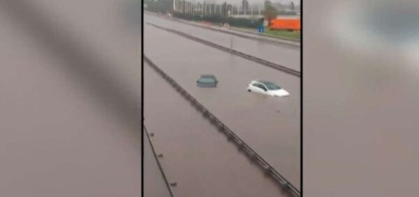 Ισπανία: Σε κόκκινο συναγερμό λόγω βροχοπτώσεων η Βαρκελώνη – Πλημμύρισαν το αεροδρόμιο και δρόμοι – Βίντεο