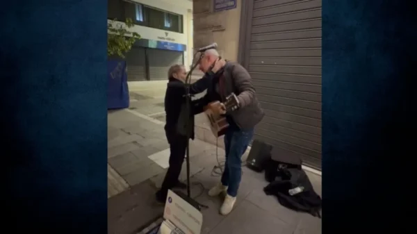 Ξαρχάκος: «Ένα μεγάλο ευχαριστώ, νιώθω σαν να το έχει ζήσει αυτό κάποιος άλλος», είπε ο πλανόδιος μουσικός μετά την αγκαλιά