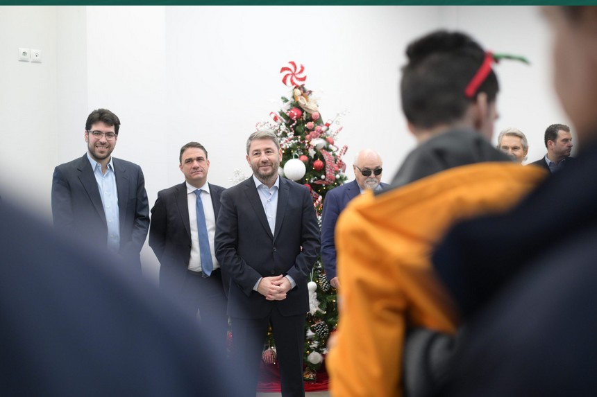 Tα Χριστουγεννιάτικα κάλαντα στον Πρόεδρο του ΠΑΣΟΚ-Κινήματος Αλλαγής από τα παιδιά του Συλλόγου «Nίκη – Victor Artant»