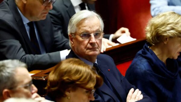 Γαλλία: Ανατράπηκε η κυβέρνηση Μπαρνιέ  – Αριστερά και Λεπέν υπερψήφισαν την πρόταση μομφής – Σε πολιτική κρίση η χώρα