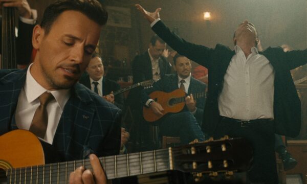 «Κάνεις πως δεν με ακούς»: Συγκλονίζει το Music Video του Νίκου Βέρτη
