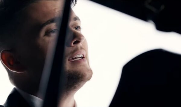 Ο Άγγελος Τσακίρης μας συστήνεται με το πρώτο του single «Εσύ» Εισερχόμενα