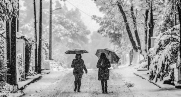 Υποχρεωτικές από τις 22:00 οι αλυσίδες σε όλη την Αττική – Μήνυμα του 112 στην Εύβοια, σε τέσσερις φάσεις η κακοκαιρία – Χιόνια σε Πάρνηθα και Πεντέλη