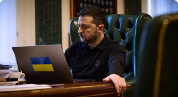 O Ζελένσκι κατήγγειλε ότι  το αεροσκάφος που έπεσε στο Καζακστάν ήταν στόχος  από τους Ρώσους – Θα δώσει όλα τα στοιχεία