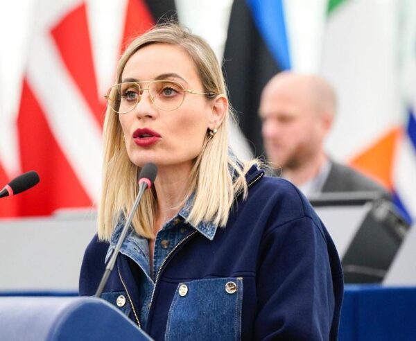 Ελεονώρα Μελέτη: Αναγκαία η συμμόρφωση των πλατφορμών για την προστασία της δημοκρατίας και των ψηφιακών δικαιωμάτων