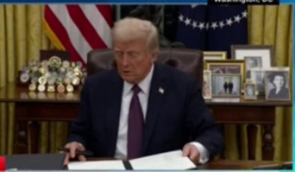 Oμοσπονδιακός δικαστής μπλοκάρει ως «κατάφωρα αντισυνταγματικό» το διάταγμα Τραμπ που στερεί την υπηκοότητα από τα παιδιά μεταναστών