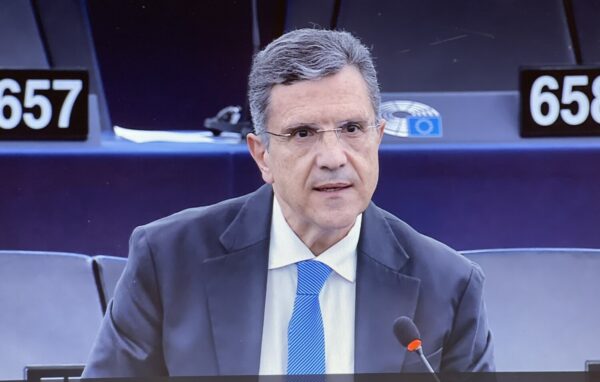 Επίτροπος Φίττο σε Γ. Αυτιά: Προτεραιότητα η επιδότηση στέγης εργαζομένων στα νησιά (βίντεο)