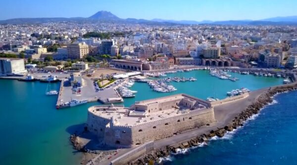 Κρήτη: Ιδιοκτήτης έκοψε το ρεύμα και το νερό , ξήλωσε και την εξώπορτα για να αναγκάσει εκπαιδευτικό να φύγει από το σπίτι!