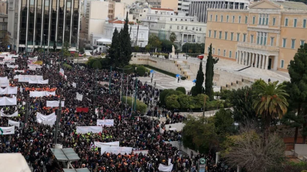 Τέμπη: Πάνω από 500.000 διαδήλωσαν στο Σύνταγμα –  73 συλλήψεις για τα επεισόδια – Ποιοι έκαναν τα επεισόδια