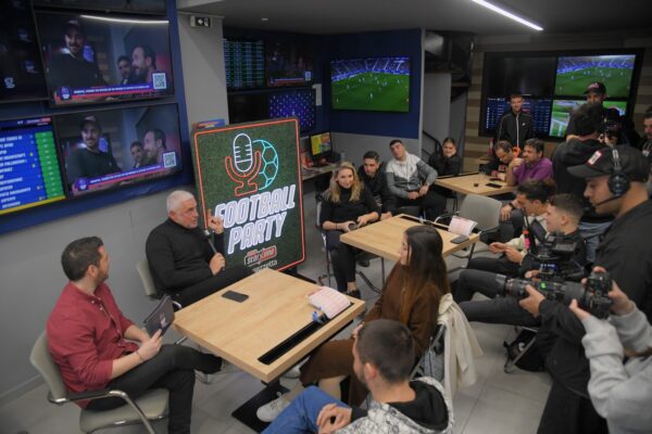 Ο θρίαμβος της Εθνικής Ομάδας στο Πάμε Στοίχημα Football Party by Gazzetta –  Οι Αντώνης Νικοπολίδης και Φανή Χαλκιά έστησαν το δικό τους πάρτι στα καταστήματα ΟΠΑΠ λίγο πριν το ματς με τη Σκωτία