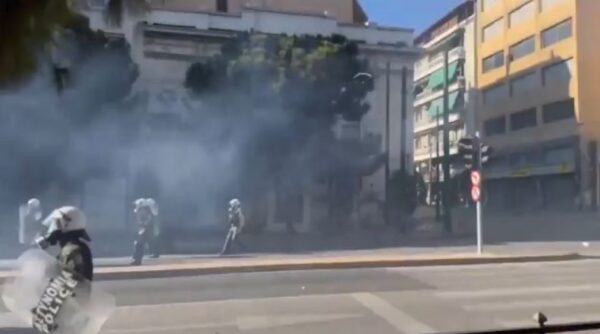 Επεισόδια στο κέντρο της Αθήνας: Πορεία για την «Ημέρα της Γυναίκας» στα γραφεία της Hellenic Train