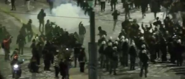 Σύνταγμα: Επεισόδια με μολότοφ και χημικά στο Σύνταγμα στο συλλαλητήριο για τα Τέμπη