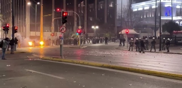 Επεισόδια σε Αθήνα και Θεσσαλονίκη μετά τις συγκεντρώσεις για τα Τέμπη – Διαδηλωτές σε καθιστική διαμαρτυρία έξω από τη Βουλή