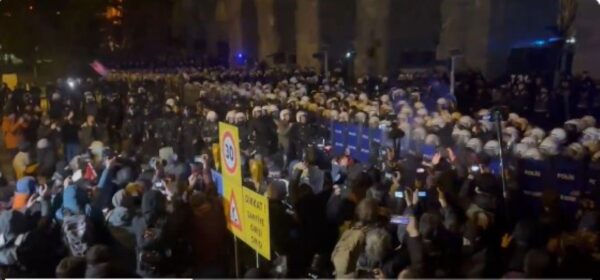 Τουρκία: «Νύχτα δημοκρατίας» με χιλιάδες διαδηλωτές σε Κωνσταντινούπολη και Σμύρνη  – Επεισόδια με αστυνομικούς – Νέο μήνυμα Ιμάμογλου (βίντεο)