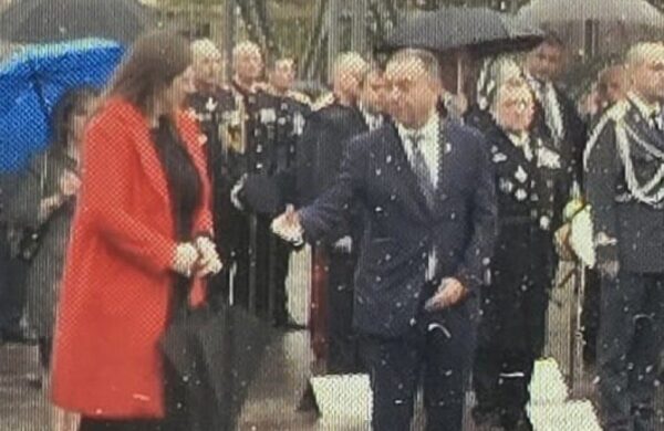 Η  Ζωή Κωνσταντοπούλου αρνήθηκε να δώσει το χέρι της στον εκπρόσωπο της κυβέρνησης στην παρέλαση στη Λάρισα