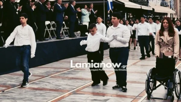 Kόλαφος κατά της Ακρίτα  η μητέρα του μαθητή από την Λαμία: “Του κόβει τα φτερά, νιώθει ντροπή”