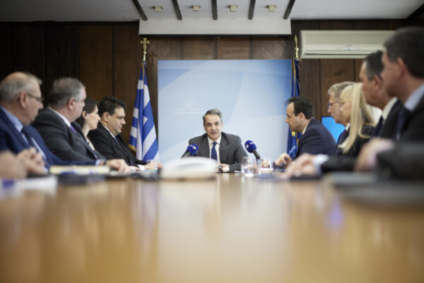 Μητσοτάκης στο υπουργείο Εσωτερικών: Ερωτηματολόγια σε 4 εκατ. πολίτες για να αξιολογήσουν τις υπηρεσίες του Δημοσίου