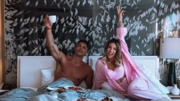 Αθηνά Οικονομάκου – Μπρούνο Τσερέλα: Απολαμβάνουν «βασιλικό» πρωινό στο κρεβάτι (φωτογραφίες)