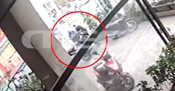 Ομόνοια: Βίντεο ντοκουμέντο – Η στιγμή που οι δύο υπάλληλοι του εστιατορίου αφήνουν νεκρό τον 57χρονο στο πεζοδρόμιο