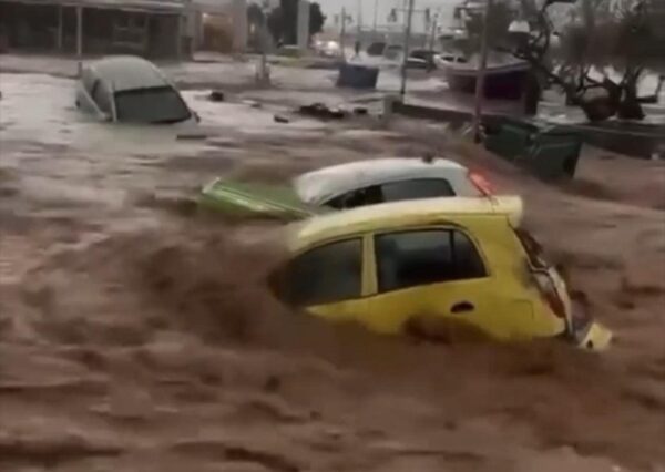 Πάρος: Ποτάμια οι δρόμοι από τις ισχυρές καταιγίδες – Τα νερά παρέσυραν αυτοκίνητα – Ήχησε το 112 – Απαγόρευση κυκλοφορίας – Προβλήματα σε Σύρο και Μύκονο – Βίντεο