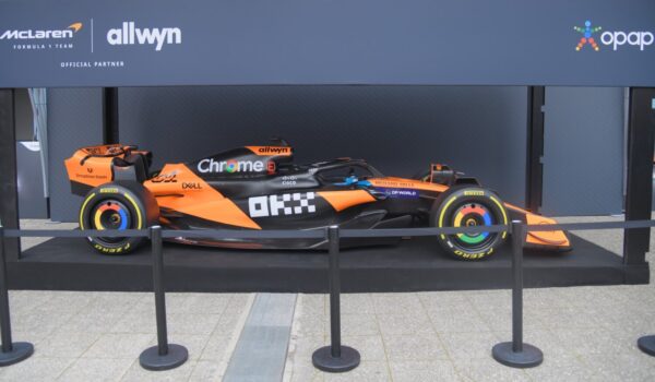 Έρχεται η απόλυτη εμπειρία Formula 1 στην Ελλάδα – Ένα αγωνιστικό μονοθέσιο της McLaren κάνει pit stop για πρώτη φορά στην OPAP Arena και την πλατεία Συντάγματος