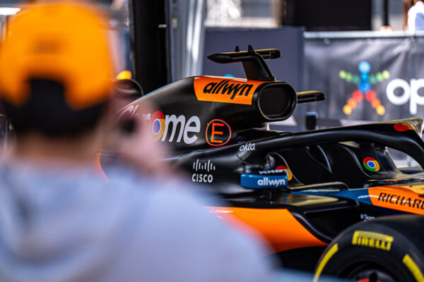 Στον «πλανήτη» της McLaren:  Όσα ζήσαμε σε OPAP ARENA και Σύνταγμα με το αυθεντικό μονοθέσιο της ιστορικής ομάδας