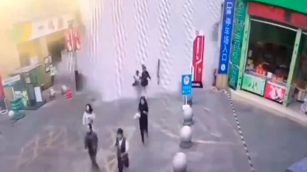 Σεισμός στη Μιανμάρ: Τρομακτικές εικόνες από πισίνες σε ουρανοξύστες με τα νερά να ξεχειλίζουν και να πέφτουν στο δρόμο