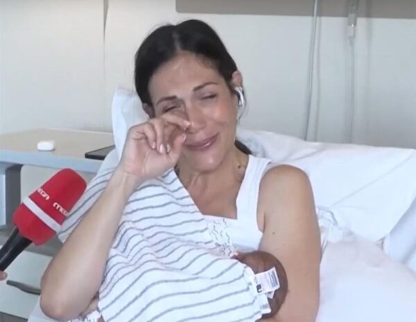 Ανθή Βούλγαρη: Ξέσπασε σε κλάματα έχοντας αγκαλιά  μωρό της – “Ευχαριστώ τον Θεό που με αξίωσε να γίνω μαμά”(βίντεο)