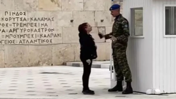 Συνελήφθη υπάλληλος της Βουλής που προσπαθούσε να γράψει υβριστικά συνθήματα στο Μνημείο του Άγνωστου Στρατιώτη μετά  την παρέλαση (βίντεο)