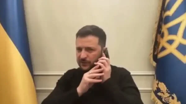 Μακρόν: Τηλεφώνησε στον Ζελένσκι ενώ μιλούσε με δημοσιογράφους – “Συγγνώμη Εμανουέλ, να σε πάρω σε 15 λεπτά;”