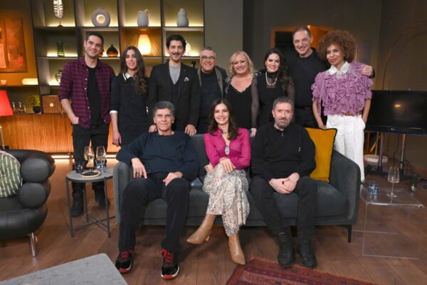 ΕΡΤ1: #Παρέα με τον Γιώργο Κουβαρά – Καλεσμένος ο Γιάννης Μπέζος σε μια εκπομπή με εκλεκτούς καλεσμένους και αγαπημένα τραγούδια – Δείτε τέσσερα ξεχωριστά βίντεο