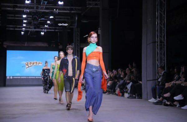 Το ΣΚΡΑΤΣ συναντά την υψηλή ραπτική στο 63ο Αthens Fashion Week – Τα outfits που διεκδίκησαν το βραβείο “Best SCRATCH Designer”