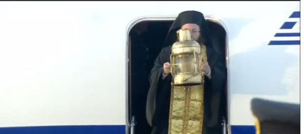 Έφτασε το Άγιο Φως στην Αθήνα – Ξεκίνησε το ταξίδι του για κάθε ναό της χώρας – Βίντεο
