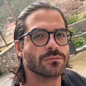 Άρης Μουγκοπέτρος:  Στον εισαγγελέα μετά τη μήνυση της συζύγου του για ενδοοικογενειακή απειλή –  Τι ισχυρίζεται ο μουσικός (βίντεο)