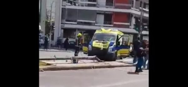 Παγκράτι: Ασθενοφόρο συγκρούστηκε με ΙΧ και έπεσε σε κολώνα φωτισμού – Πέντε τραυματίες – Βίντεο