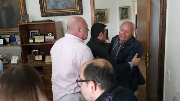 Bόλος : Ο Αχιλλέας Μπέος έβγαλε σηκωτό δημοτικό σύμβουλο από το γραφείο του – «Πέρασε έξω τώρα!» – Βίντεο