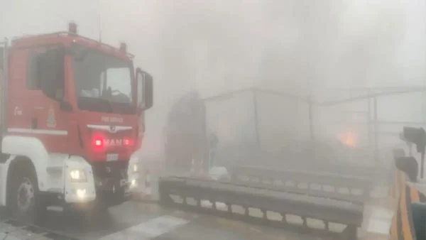 Τραγωδία στην Εγνατία: Τροχαίο δυστύχημα με δύο νεκρούς και 3 τραυματίες – Φωτιά στα διόδια Πολυμύλου (βίντεο)